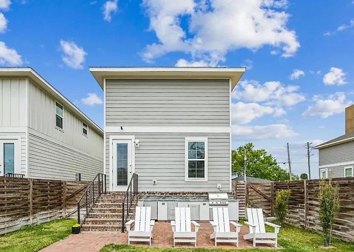 Holiday home 311 W Government St *